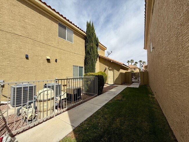 Building Photo - Amazing Peccole Ranch Home 4 beds & Pool