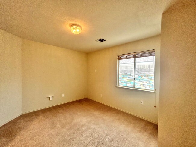 Building Photo - Charming 3/BR 2/BA One-Level Home with Fen...