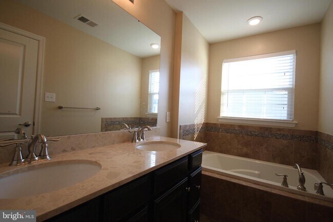 Building Photo - 228 Compass Dr