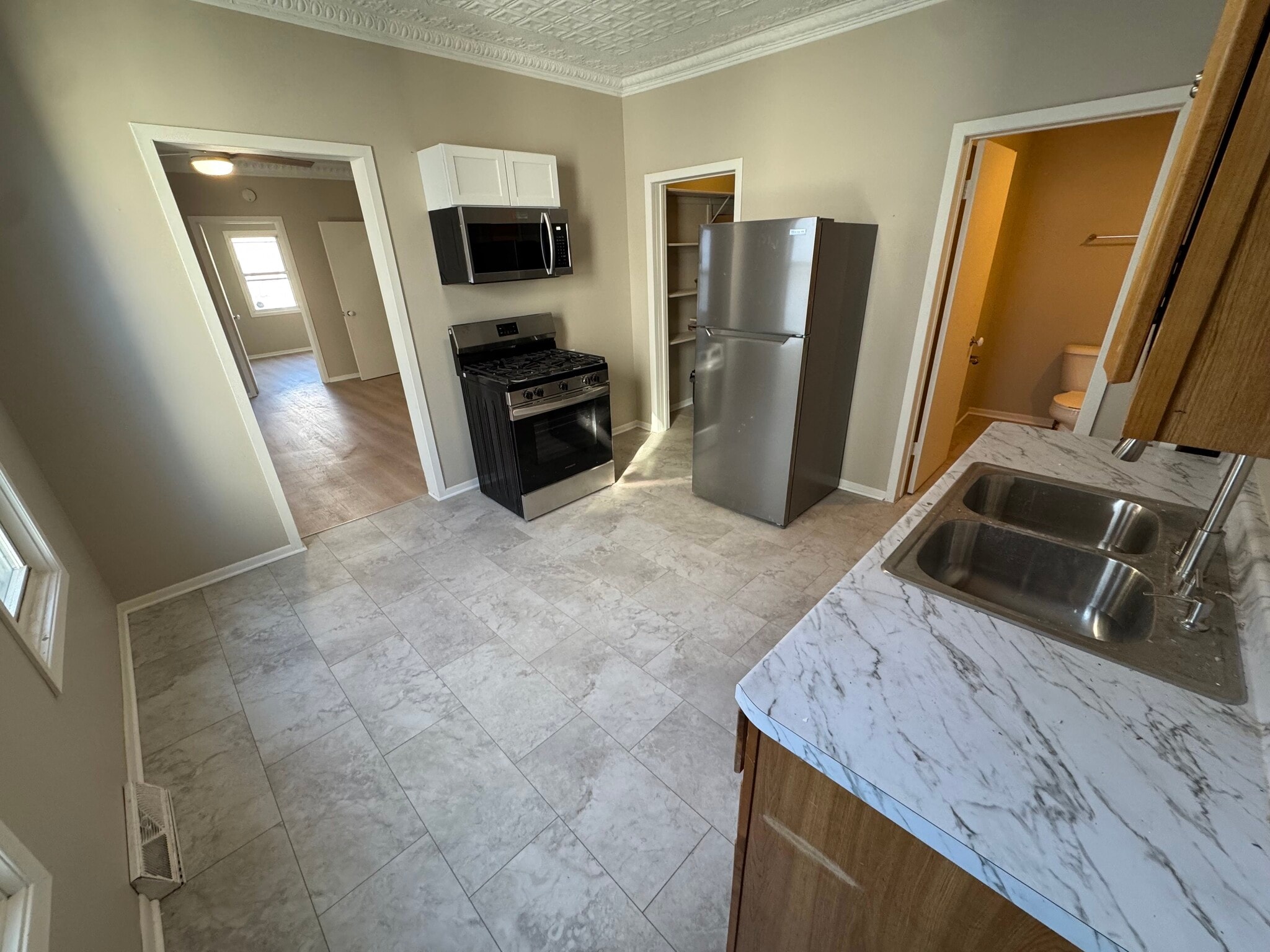 Building Photo - 305 E Clarence St