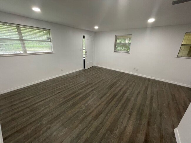 Building Photo - 2626 Broadway Ave