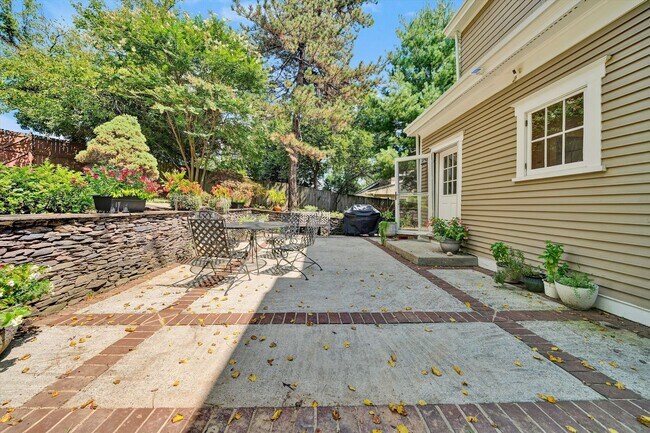 Building Photo - 2229 Wycliffe Ave SW