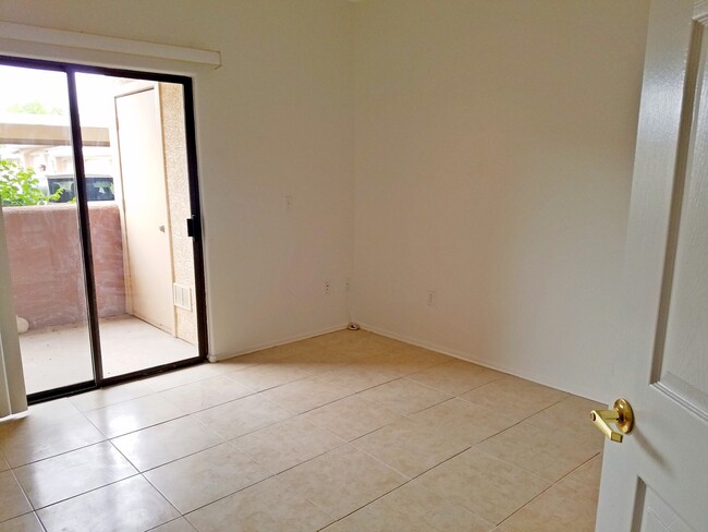 Building Photo - 1 Bedroom 1 Bath in a Lush, Gated Communit...