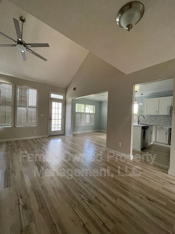 Building Photo - 113 Rockdale Ln