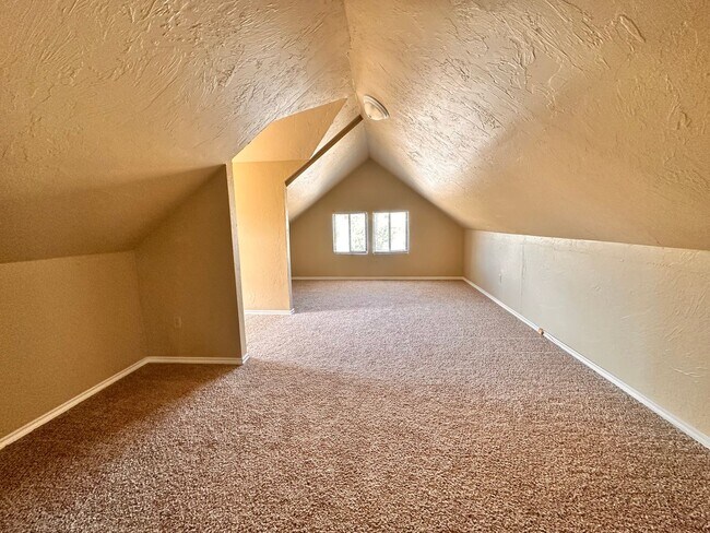 Building Photo - Spacious 4 Bed in Deer Creek