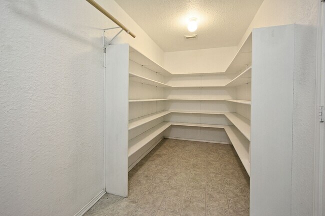 Building Photo - 858 Lincolnshire Dr