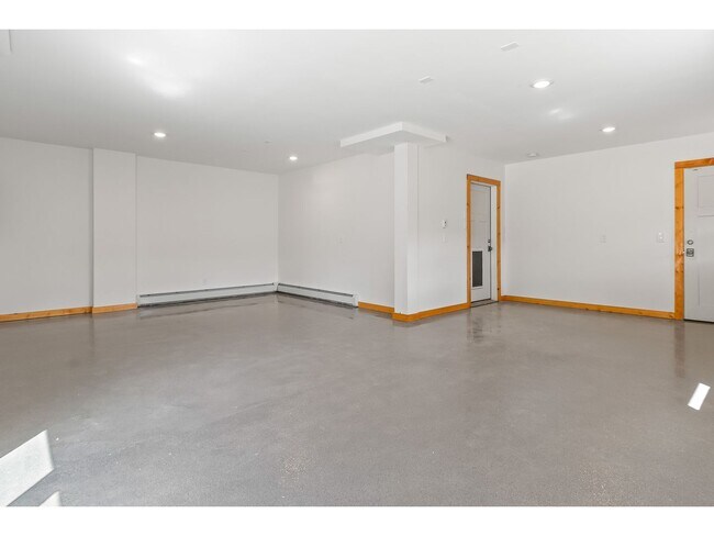 Building Photo - Beautiful Home on 10 Actre