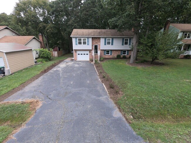 Building Photo - Great Split Foyer In Fredericksburg!