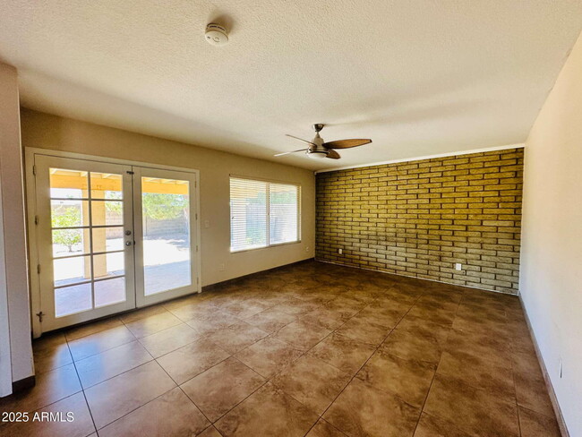 Building Photo - 3839 E Sunnyside Dr