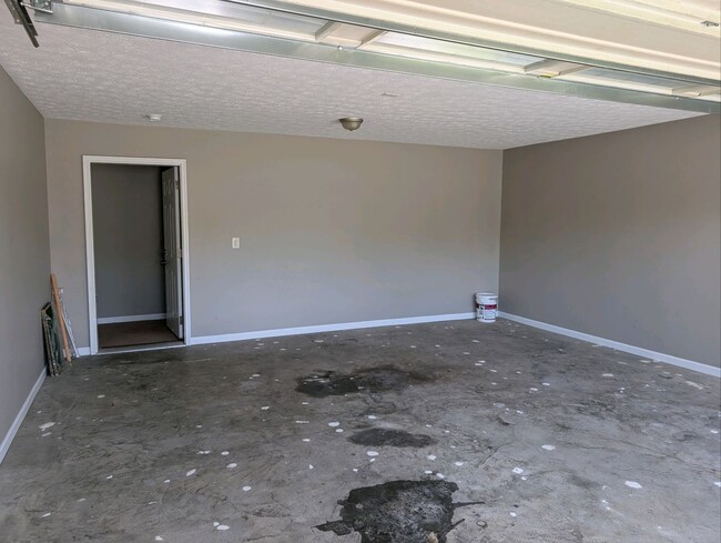 Building Photo - Now accepting application for 3 bedroom 2 ...