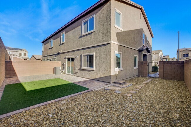 Building Photo - 4 Bedroom Townhouse in Tule Springs