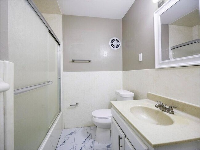 Building Photo - Welcome to 8264 Morganford!