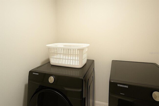 Building Photo - 324 Sofia Ln