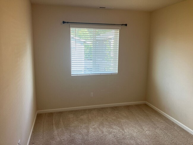 Building Photo - Three Bedroom Townhouse in South Salem