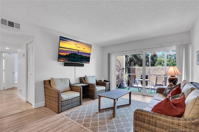 Building Photo - 1504 SE Royal Green Cir