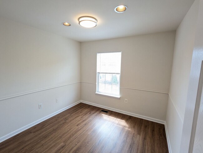 Building Photo - Renovated Townhouse in Frederick ready for...