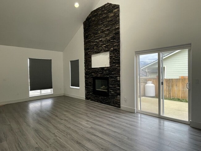 Building Photo - Now renting 3 bedroom 2.5 bathrooms.