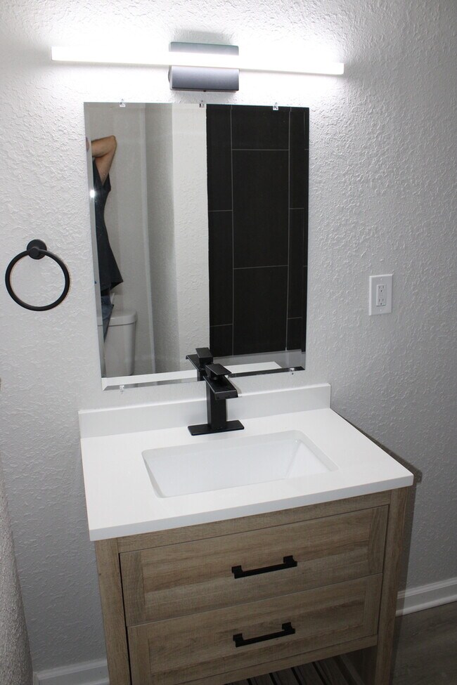 Building Photo - Spacious and beautiful 5 bedrooms and 2 full baths home located on E 47th St in Kansas City, MO