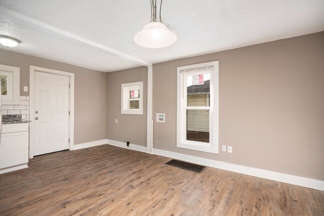 Building Photo - 2 Bedroom Home For Rent Near The Old Train Station!