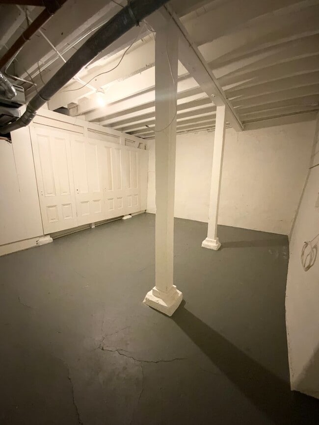 Building Photo - 1BR W/ Large Private Basement Space! HARDWOOD! LAUNDRY ON-SITE!