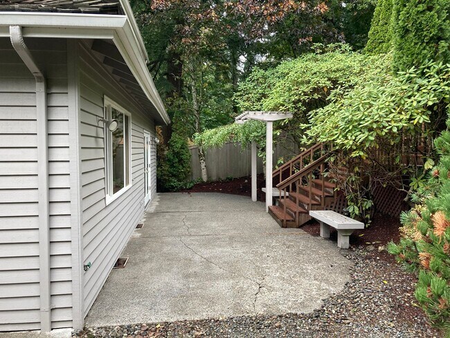 Building Photo - 3bd/3.5ba in Summit Executive Neighborhood