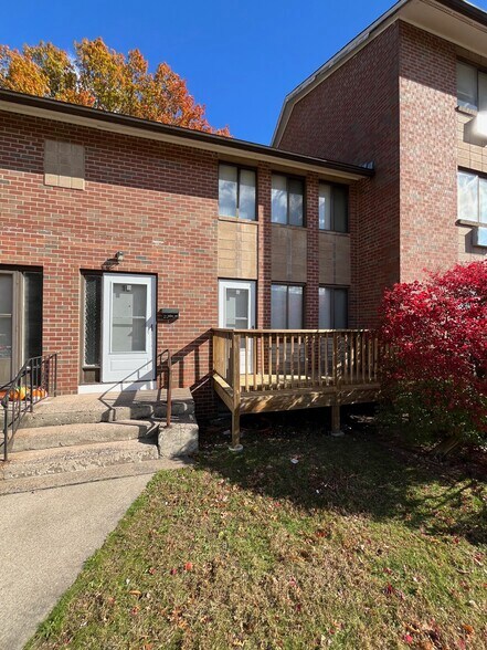 Building Photo - 10 Henderson Dr