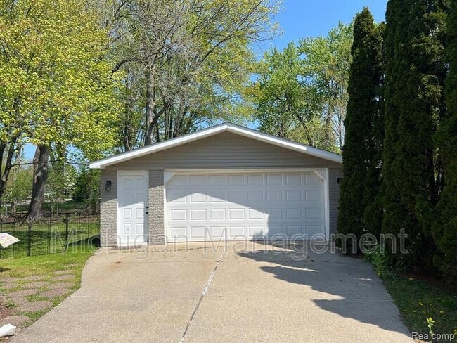 Building Photo - 645 Hidden Ridge Dr