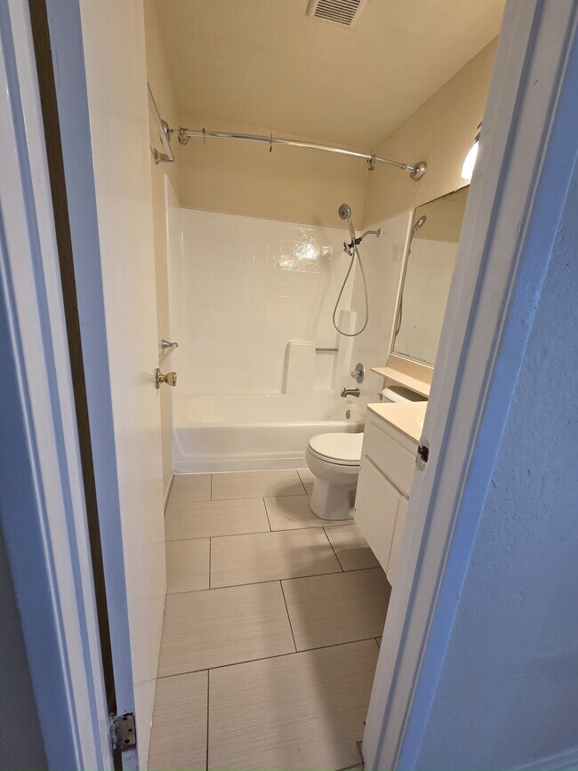 Building Photo - 839 Gaviota Ave