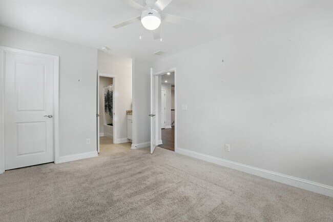 Building Photo - Spacious 5 Bedroom Home in Richmond Hill’s Waterways Community