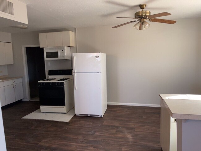 Building Photo - Henderson - 3 Bedrooms - 1 Baths - Corner Lot