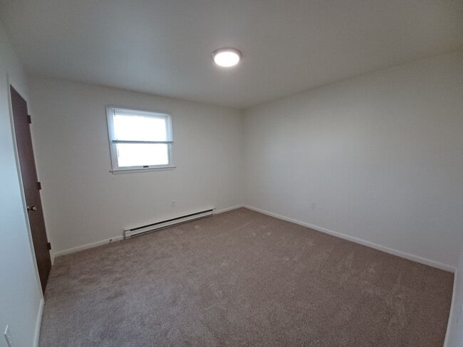 Building Photo - 2 Bedroom 1 Bathroom Apartment in Elizabethtown!