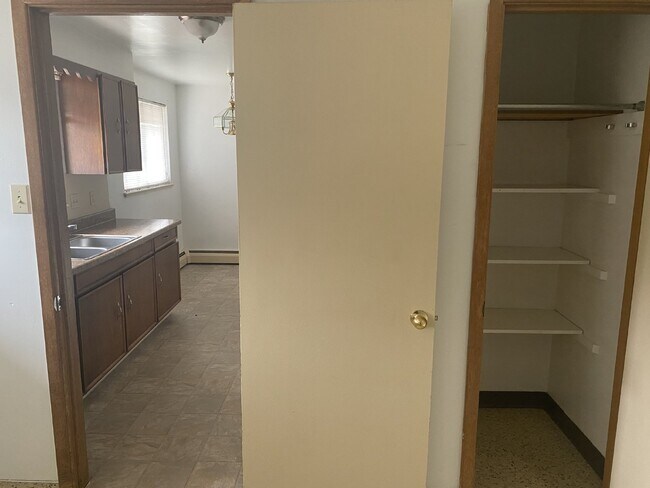 Building Photo - Remodeled Two Bedroom One Bathroom with Ya...