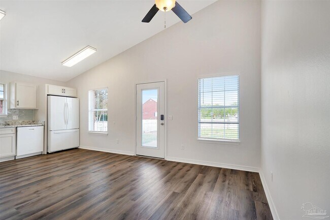 Building Photo - 28 Easton St