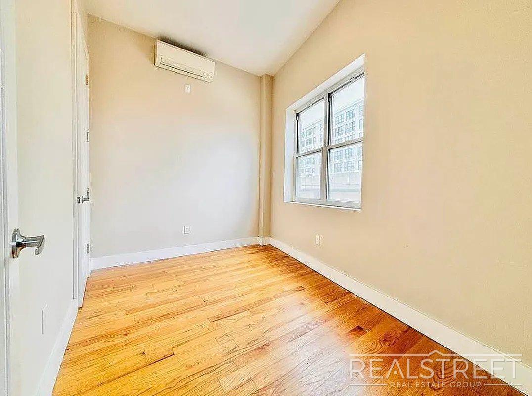 Building Photo - Super Sunny Gorgeous 2 Queen Size Bedroom in Prime Clinton Hill!