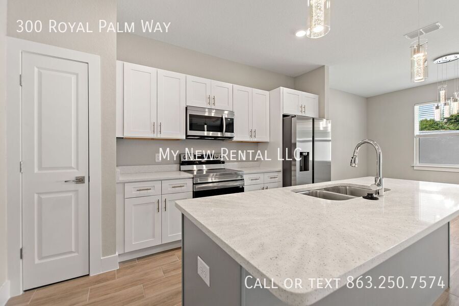 Building Photo - 300 Royal Palm Wy