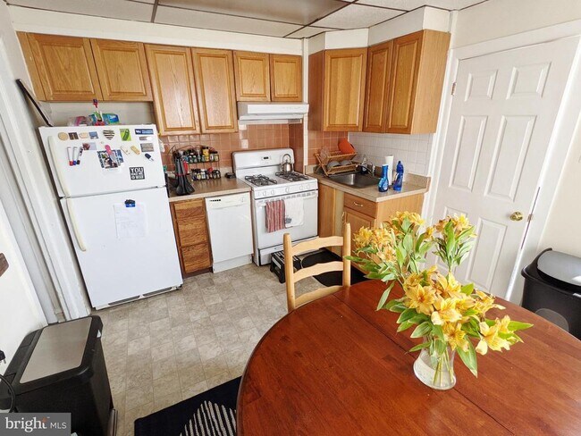 Building Photo - 728 W Railroad Ave