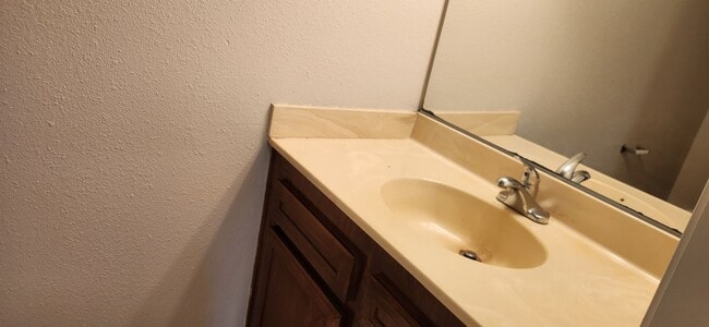 Building Photo - Great location!!!  3 bed 2 1/2 bath town h...