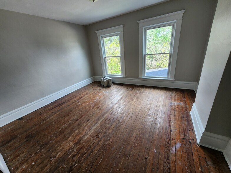 Building Photo - 477 Wyandotte Ave