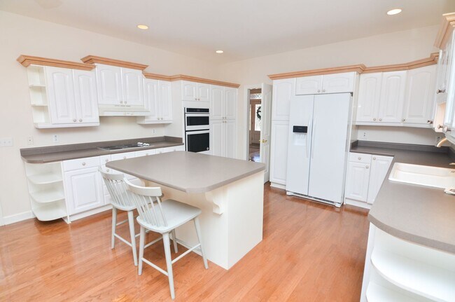 Building Photo - 604 Georgian Way