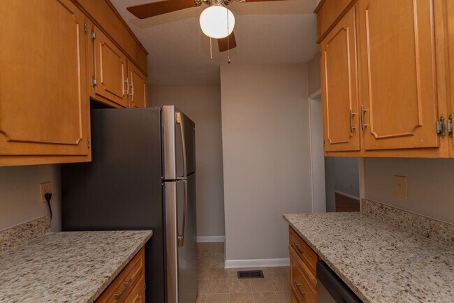 Building Photo - 2 bed/1 bath apartment for rent in Summerville, in-unit washer & dryer!