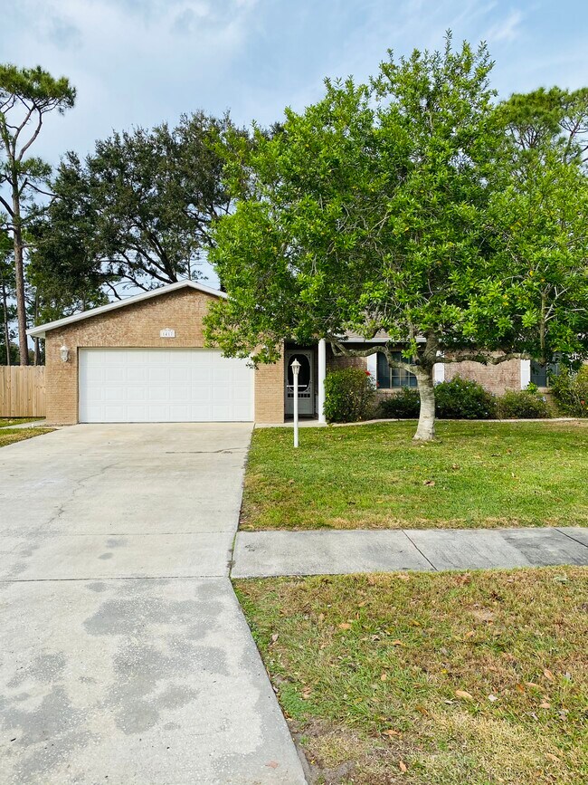 Building Photo - 1417 Dexter Dr N