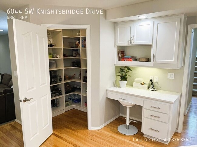 Building Photo - 6044 SW Knightsbridge Dr