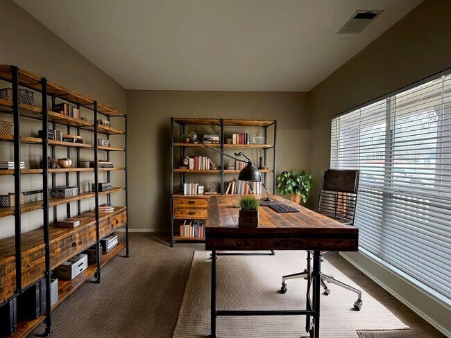 Building Photo - 544 Hogan