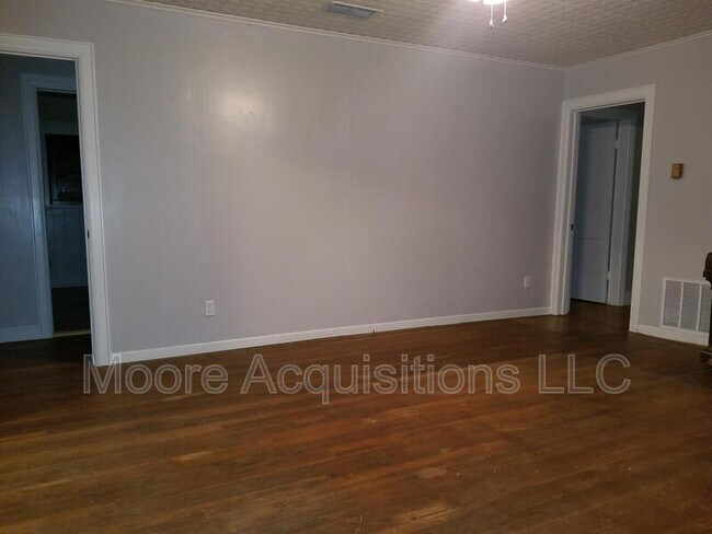 Building Photo - 221 Leonard Dr