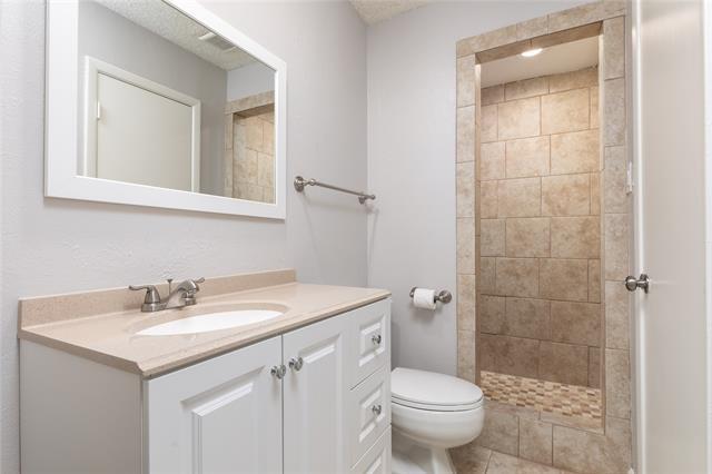 Building Photo - 2225 Park Hill Dr