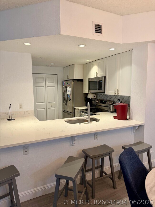 Building Photo - 3018 Alcazar Pl