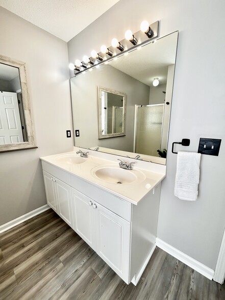 Building Photo - 317 Jaybird Ln