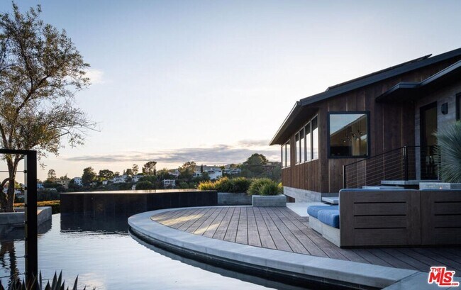 Building Photo - 2532 Canyon Oak Dr