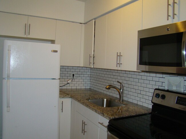 Building Photo - The Perfect Location. The Best Price. 1 Mo...