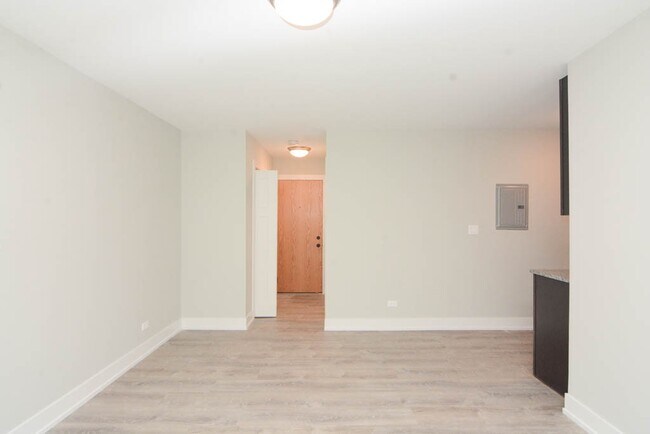 Building Photo - 447 W Surf St